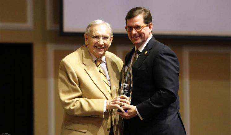 Alumnus Dr. William Everett (’57) receives the Golden Lightkeeper Award. The award is bestowed upon alumni who graduated 50 years ago or more and demonstrate continuing achievement in their vocation, church, and community.