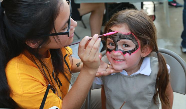 An ETBU students lead face painting