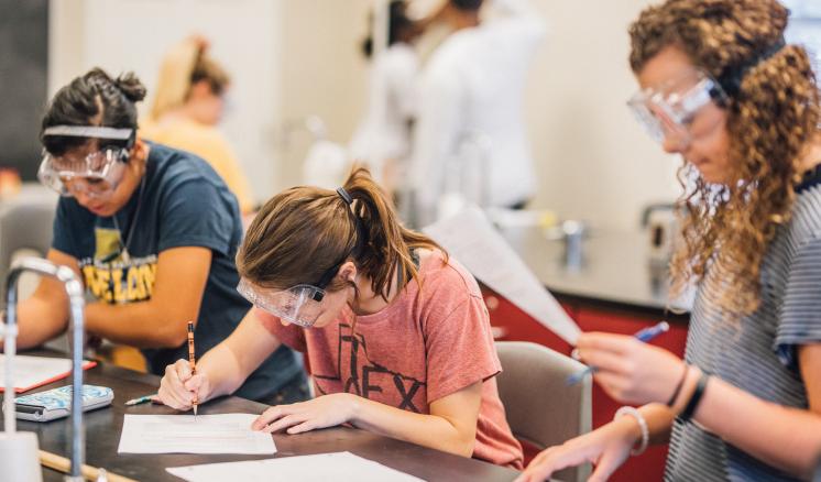 ETBU science study participate in a lab on campus