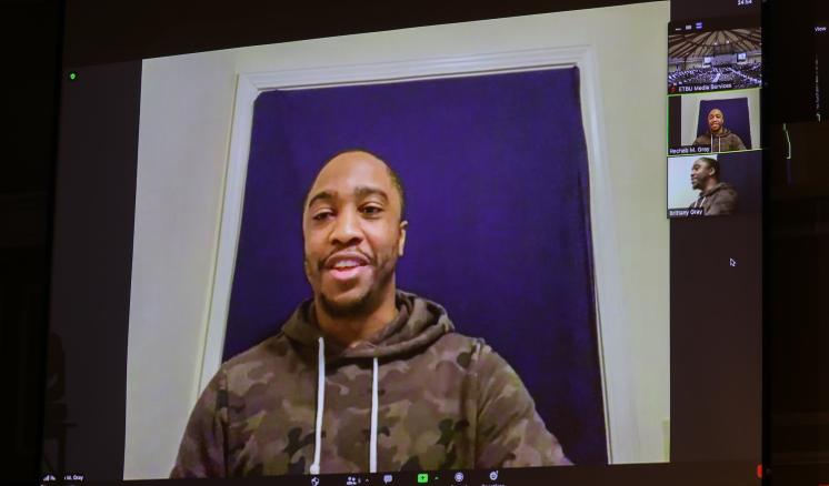 People talking to eachother in a conference call on zoom